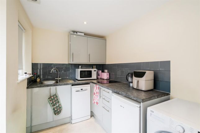 16, Harts Grove, Woodford Green photo 3