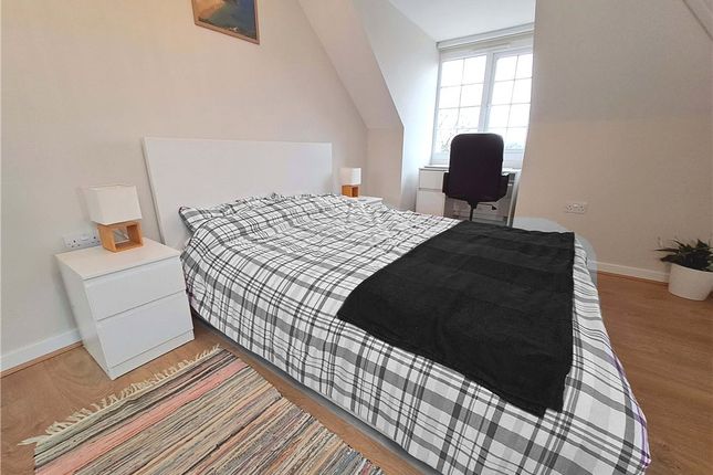 Room 6, 32, Queen Eleanors Road, Surrey photo 2