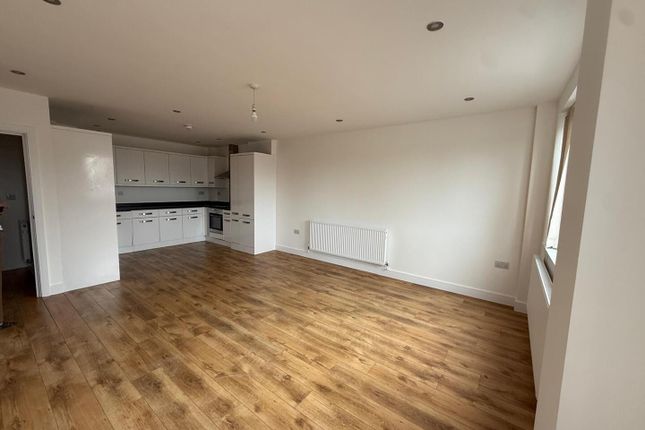 Flat 3, 1390, Uxbridge Road, Uxbridge photo 2