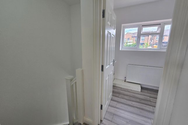 2 Holmside Rise, Watford, Hertfordshire photo 5