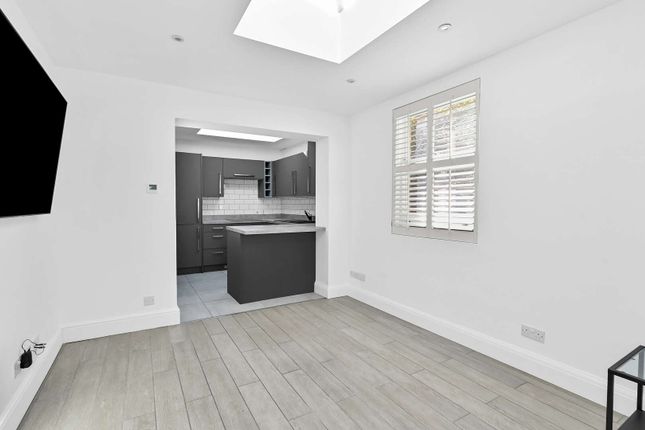 Silver Crescent, London photo 2