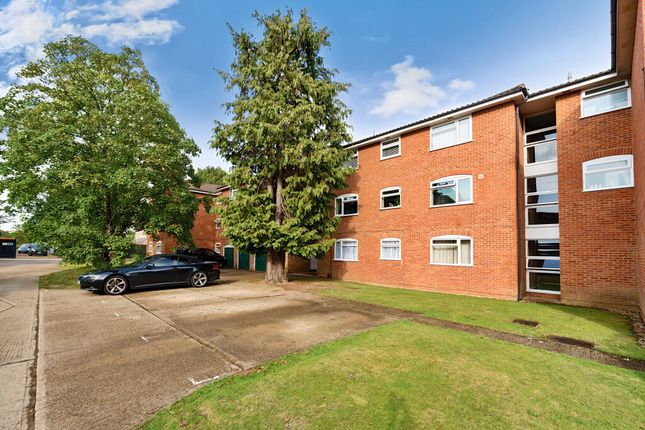 Thumbnail Flat for sale in Cobblers Close, Farnham Royal, Buckinghamshire