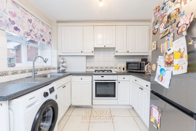 60 Lyon Close, Crawley photo 2