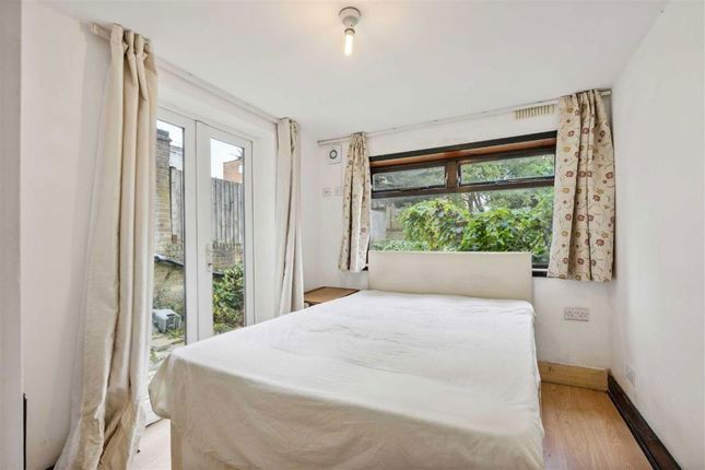 Ground Floor Flat, 60, Surrey Square, London photo 3