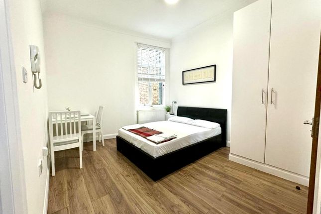 Studio to rent in West Hendon Broadway, London