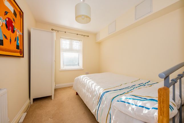 Flat for sale in Gomer Road, Bagshot