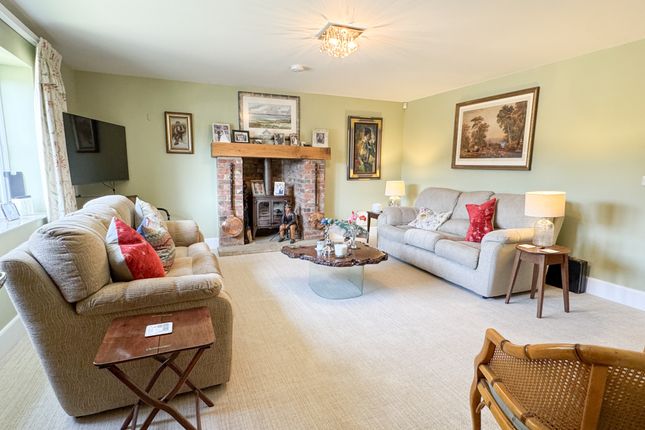 -, Pearce Courtyard, Oakley, Buckinghamshire, HP18 photo 4