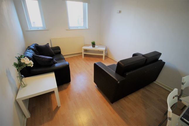 Flat 2, 22 Kelso Road, LS2 9PR, Leeds photo 3