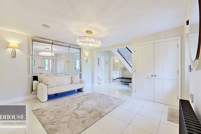2 The Rowans, Maple Grove, Broxbourne photo 2