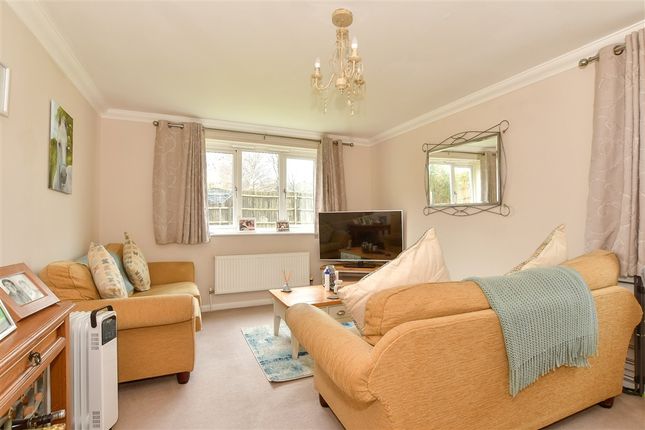 2-bed flat on The Glade, Storrington, £200,000
