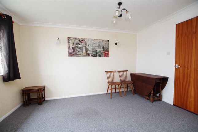 44, Longstock Court, Swindon photo 5