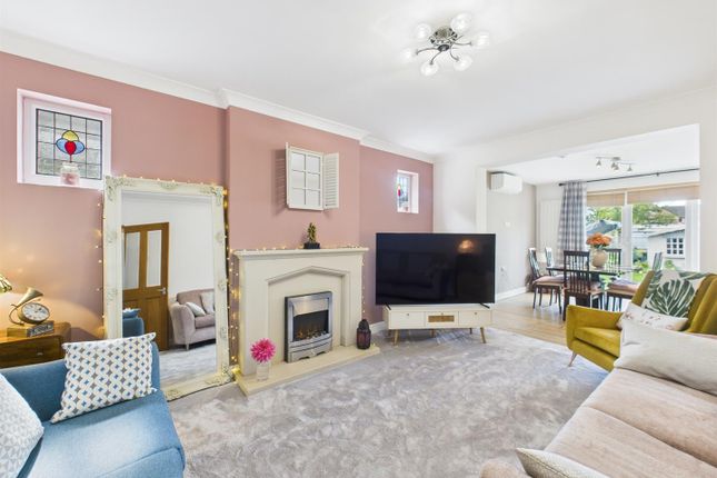 5, Hill Rise, Ruislip photo 2