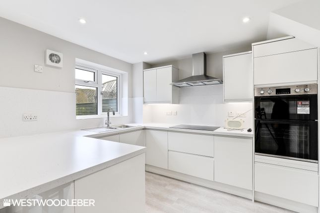52, Silverfield, Broxbourne photo 4