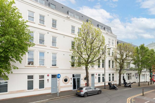 Flat to rent in Benhill Avenue, Sutton
