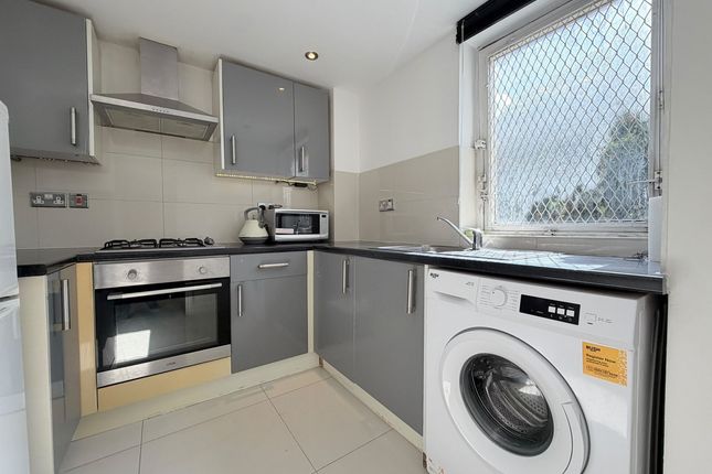 Thorndike Close, London photo 3