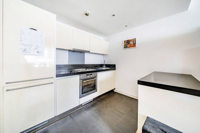1-bed flat on Great West Road, Brentford, £250,000