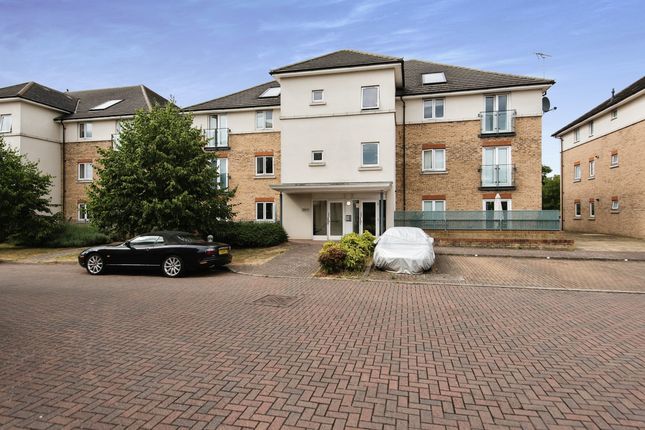 Flat for sale in Fairwater Drive, Shepperton