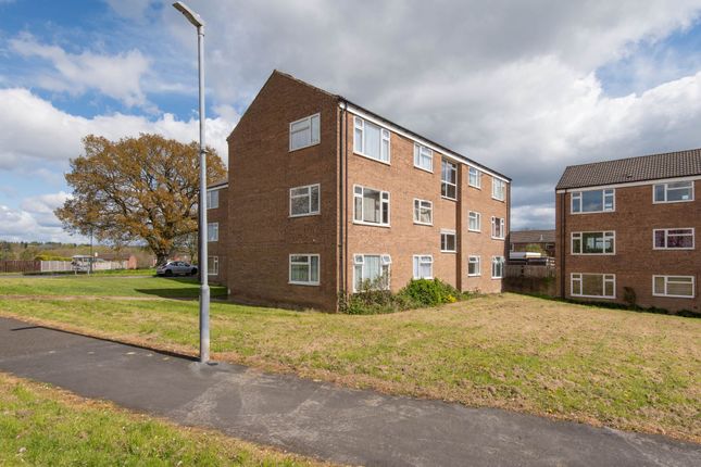Flat to rent in Oakamoor Close, Chesterfield