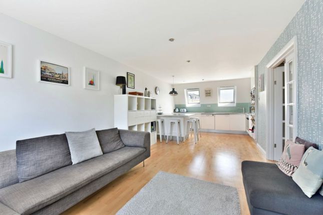 Flat 14,11  - 15, Hayfield Passage, London photo 2