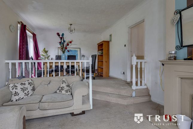 3 Eastfield Road, Mirfield photo 3