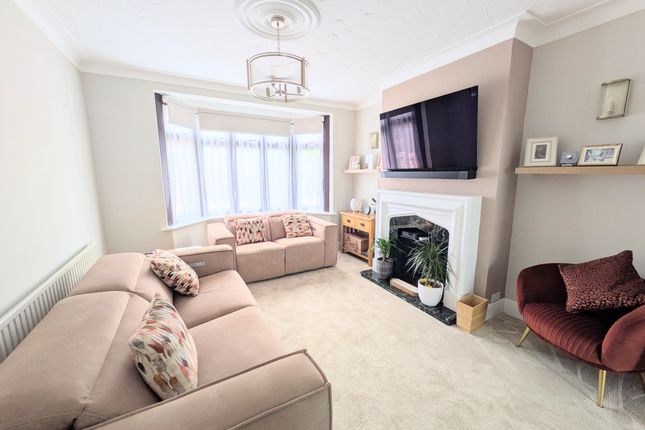 24, WOODLANDS AVENUE, CHADWELL HEATH photo 2