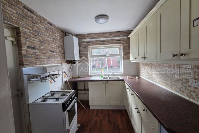 16, Hyrstlands Rd, Batley photo 3