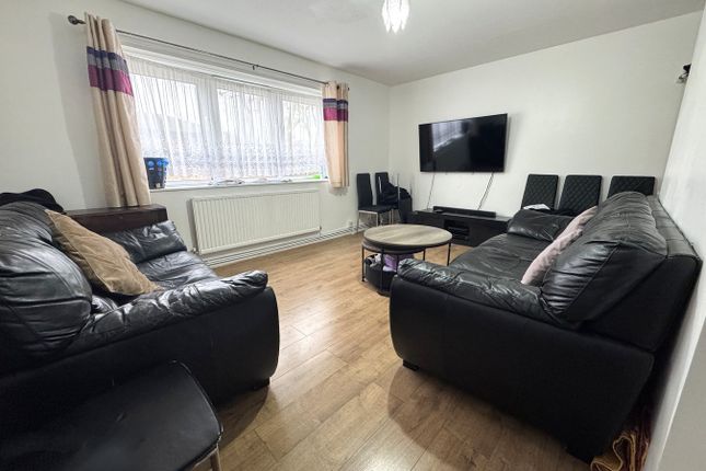 17a, Gladding Road, London photo 2
