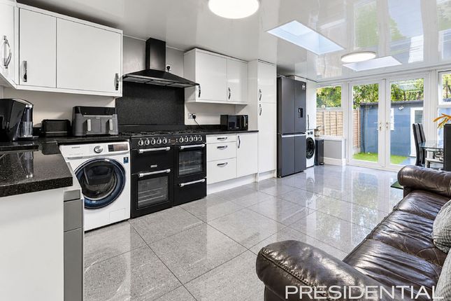 159 Skeltons Lane, London photo 4