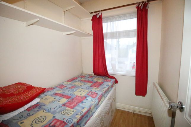 31, Durham Road, FELTHAM photo 4
