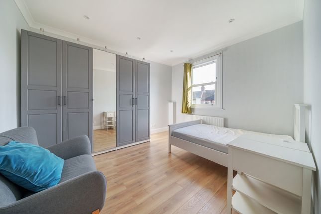 Terraced house to rent in Cornwall Avenue, London