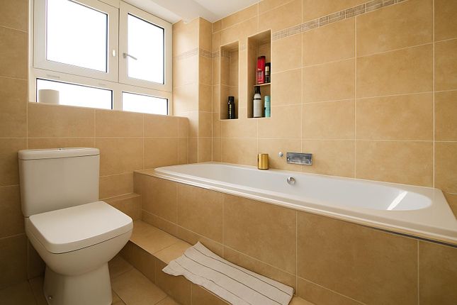 Flat 21, Everard House, Boyd Street, London photo 2