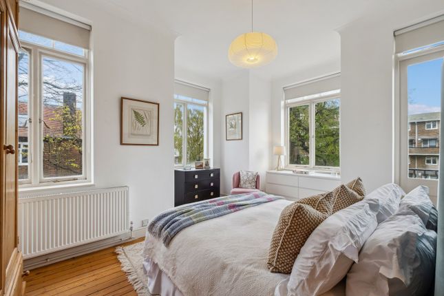 Flat for sale in Grove Park Terrace, Grove Park, Chiswick