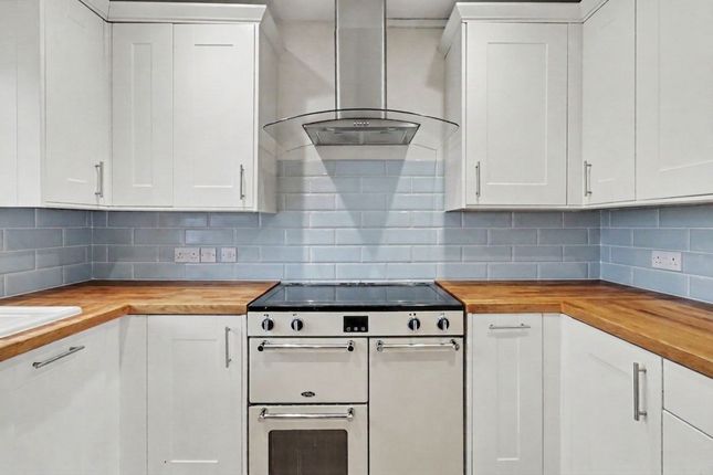 52 Vale Road, Esher photo 3