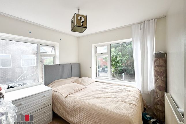 82axx, Cadmore Lane, London photo 4