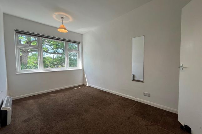 Flat to rent in Harley Court, Blake Hall Road, Wanstead, London