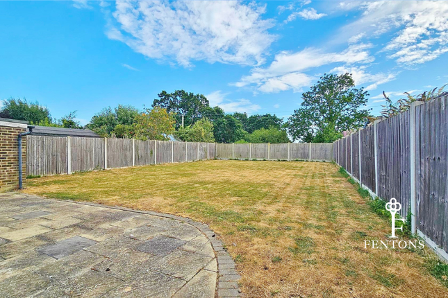 2, Chapelfields, Frinton-on-Sea photo 2