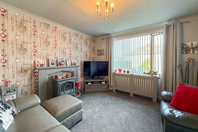 28, Westcroft, Holmfirth photo 3