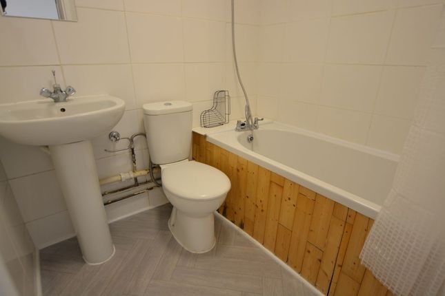(Arr)(RG TA) 49, Victoria Road, Slough photo 4
