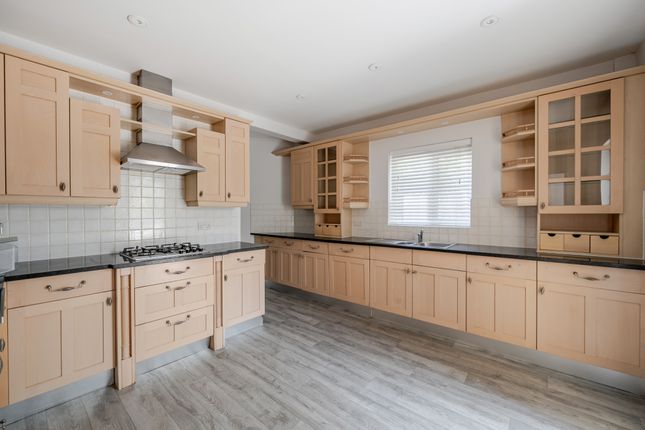 30, Alexander Crescent, Caterham photo 4