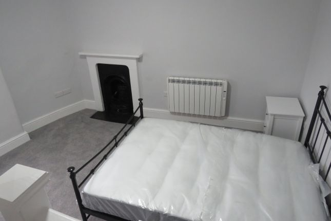 Room 1, 18, High Street, CALNE photo 3