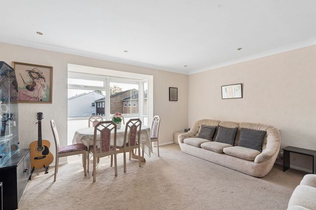 24 Heath Lodge High Road, Bushey Heath photo 4