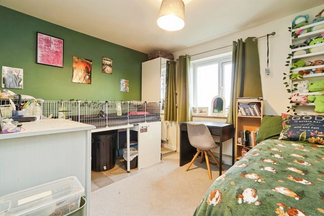 87, Meadowlands, Bradford photo 3
