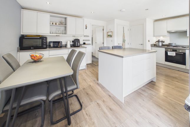 14, Woodend Manor, Mossley photo 4