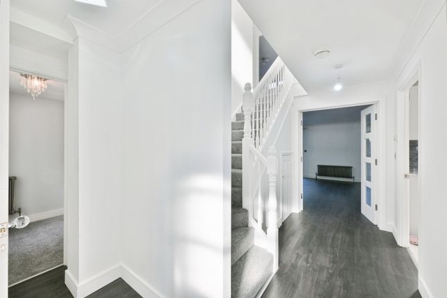 1, Auber Close, Hoddesdon photo 2