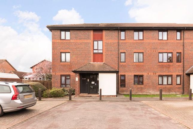 Flat for sale in Linacre Close, Didcot