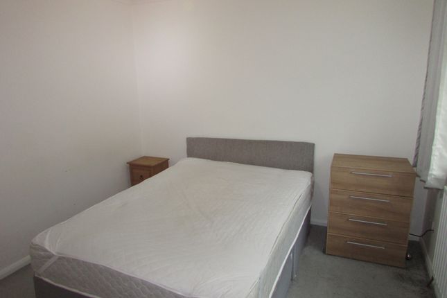Thumbnail Room to rent in Room 5, 417 Scarborough Avenue, Stevenage, Hertfordshire