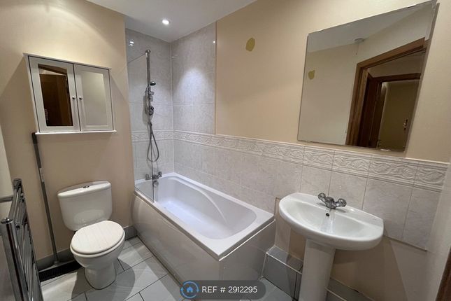 Flat, Sandringham Court Skerne Walk, Kingston Upon Thames photo 4