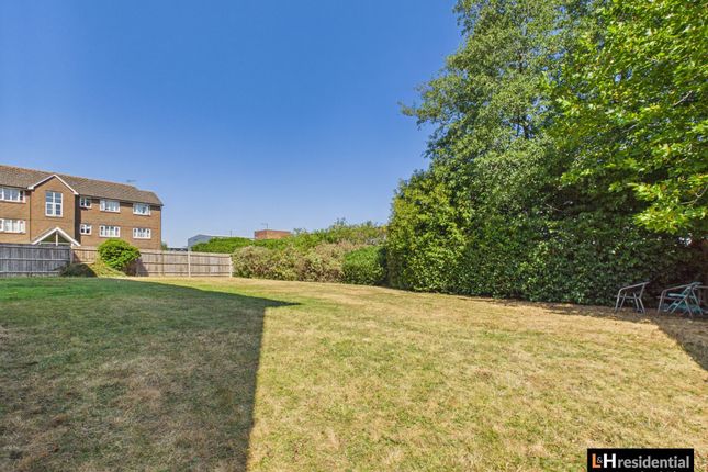 47 Kensington Way, Borehamwood photo 4
