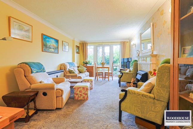 Flat 2 Edwards Court, Turners Hill, Cheshunt photo 2