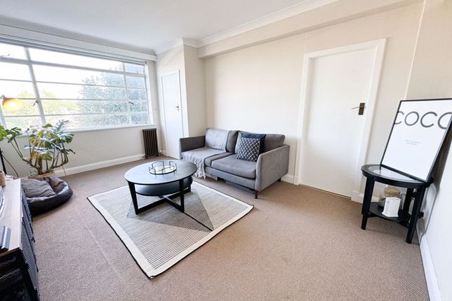 Flat to rent in Balham High Road, London